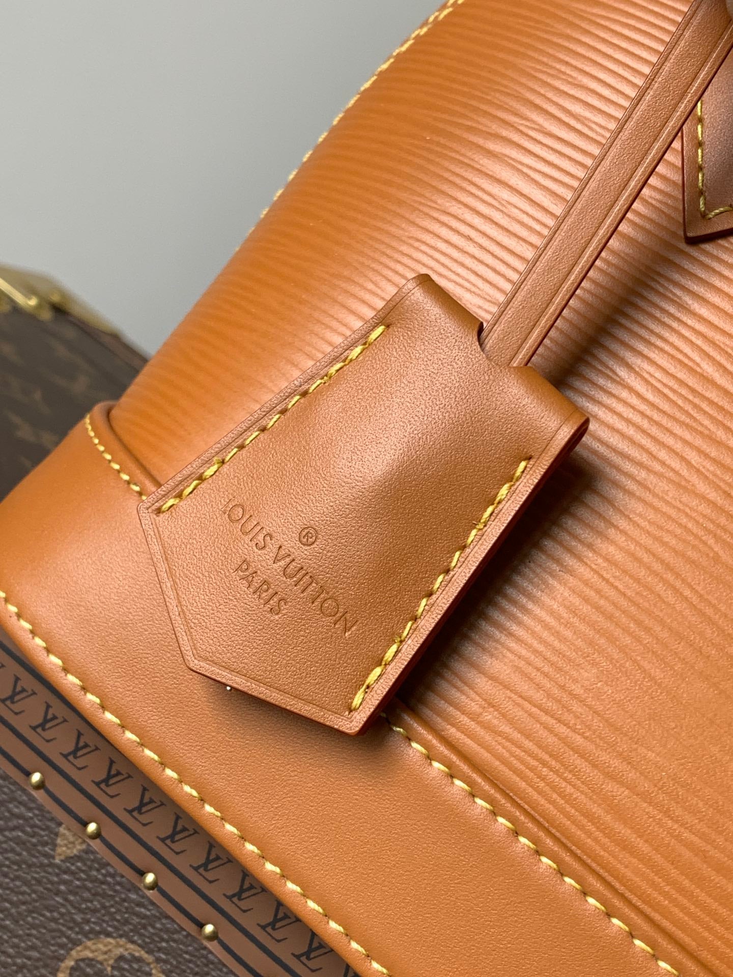ALMA BB BAG 23 IN BRONZE BROWN GRAIN EPI COWHIDE