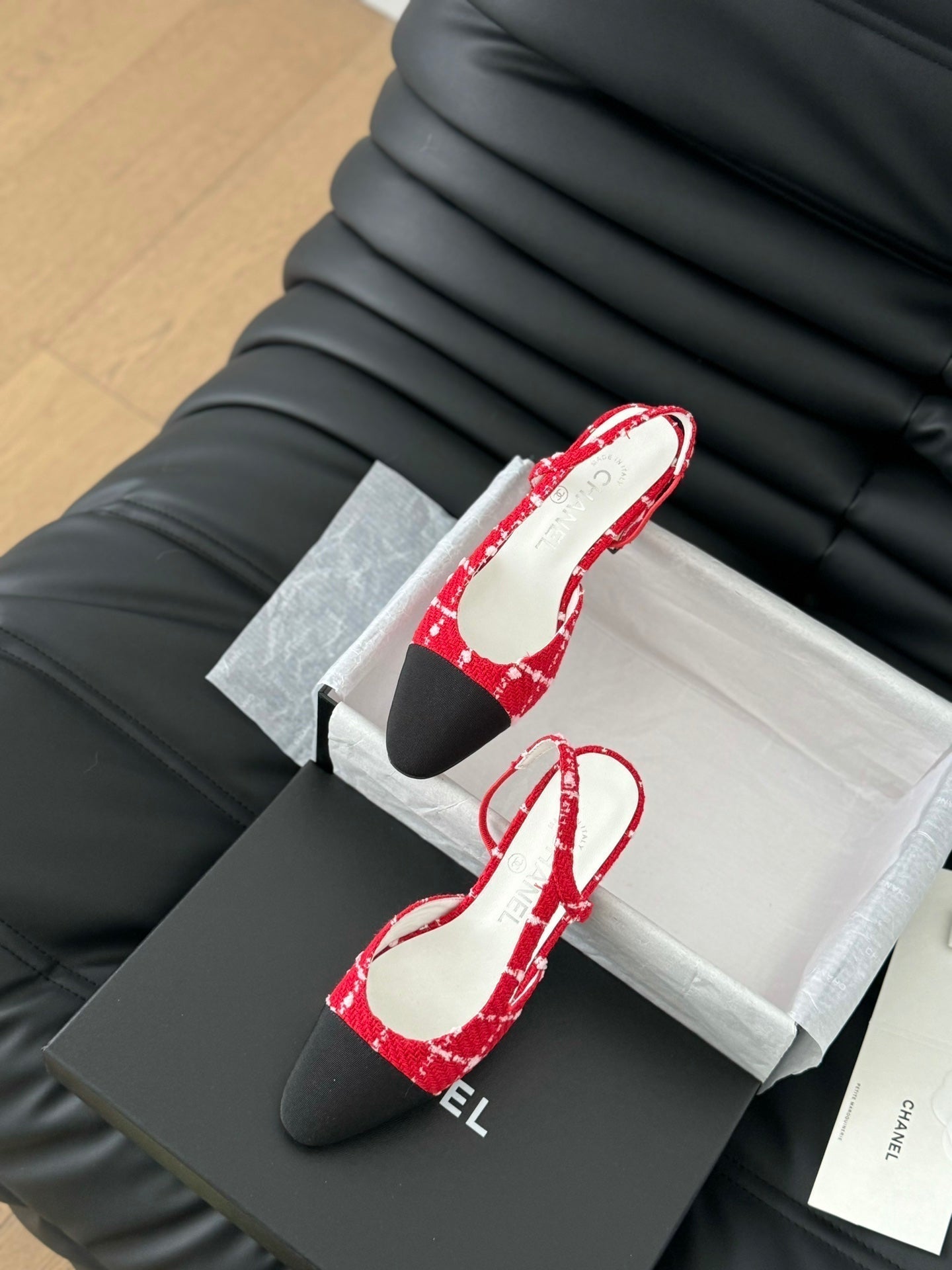 HIGH SLINGBACK IN CHERRY RED TWEED AND BLACK LAMBSKIN