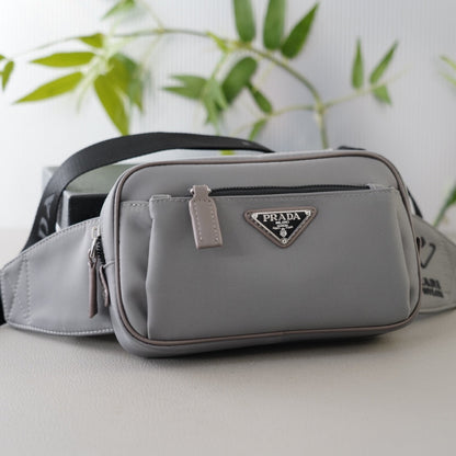 SHOULDER BAG 22 IN OSLO GREY RE-NYLON BLACK STRAP