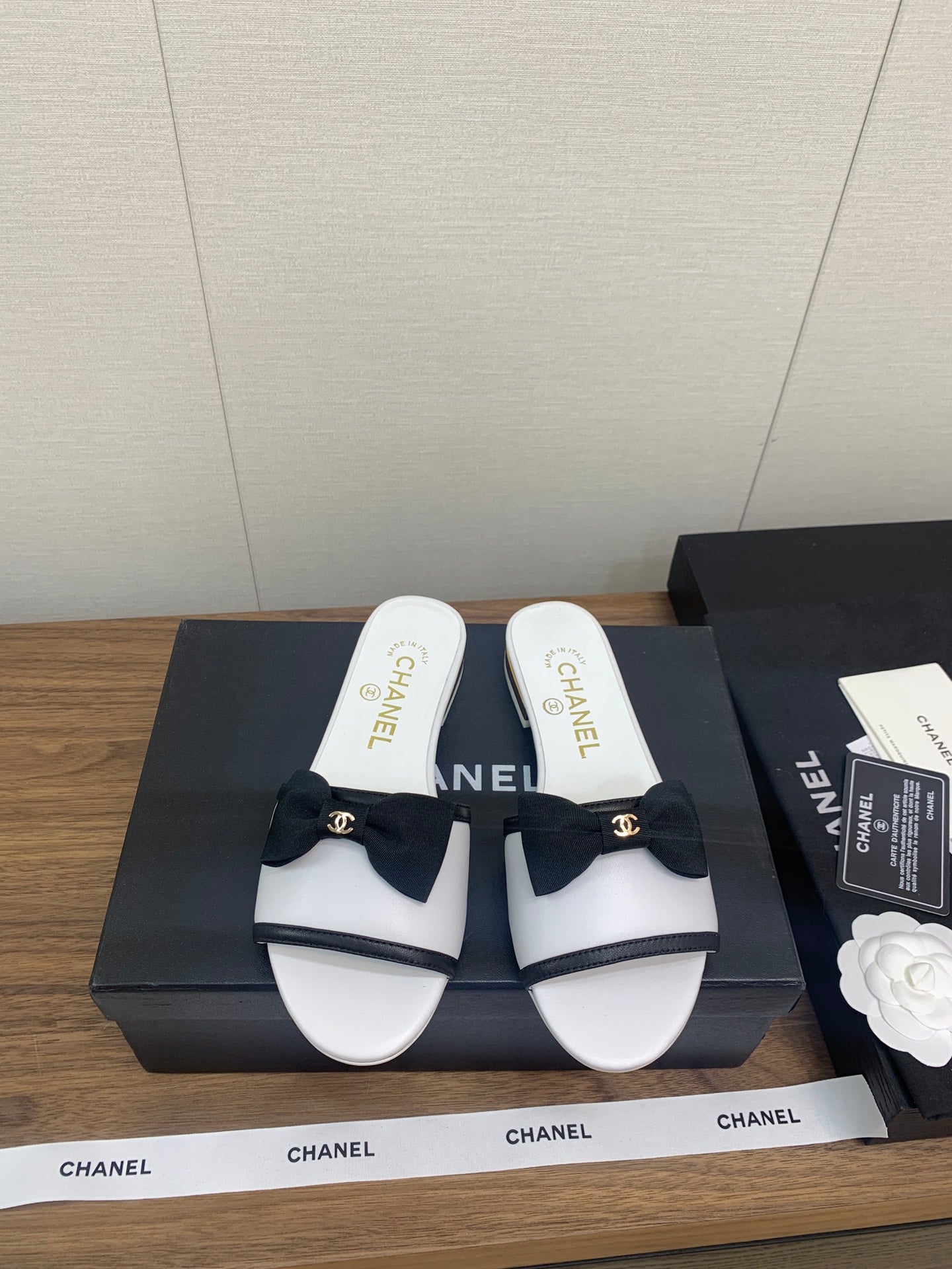 BOW SLIPPERS IN WHITE LAMBSKIN