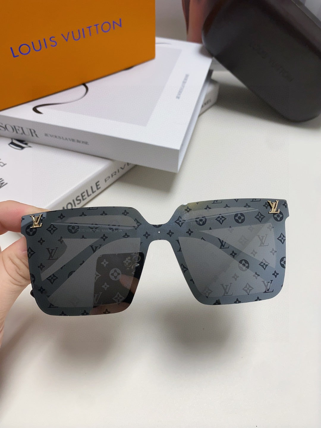 SQUARE SUNGLASS 581366 IN BLACK ACETATE MONOGRAM MASK ON LENS