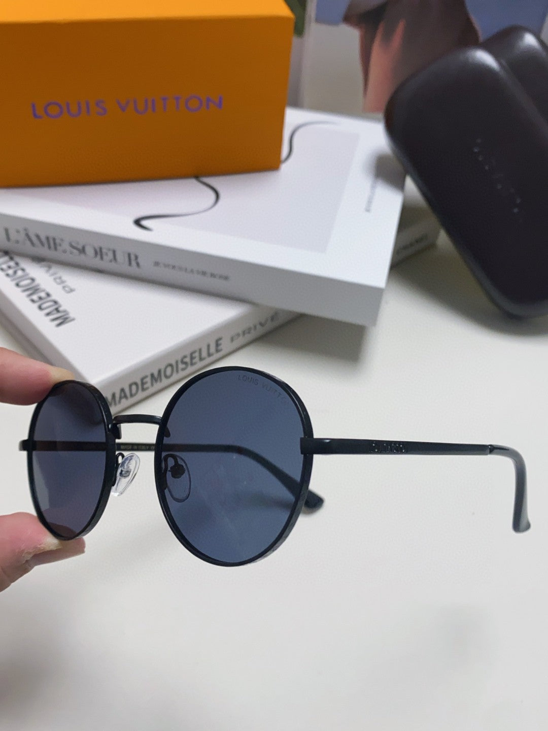 SIGNATURE ROUND SUNGLASS 581383 IN BLACK METAL