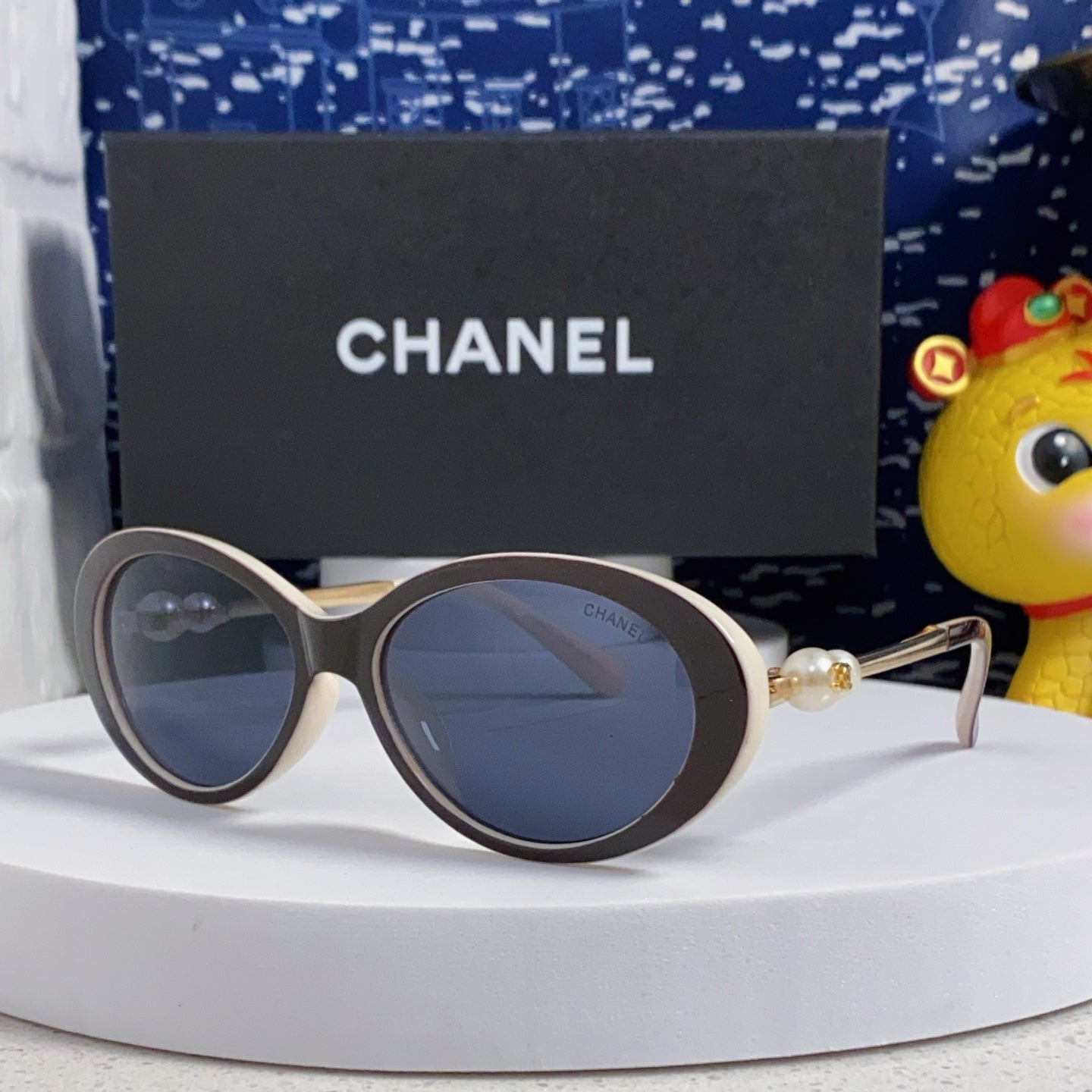 OVAL SUNGLASSES 640343 IN IVORY BROWN ACETATE METAL FRAME EMBOSSED PEARL