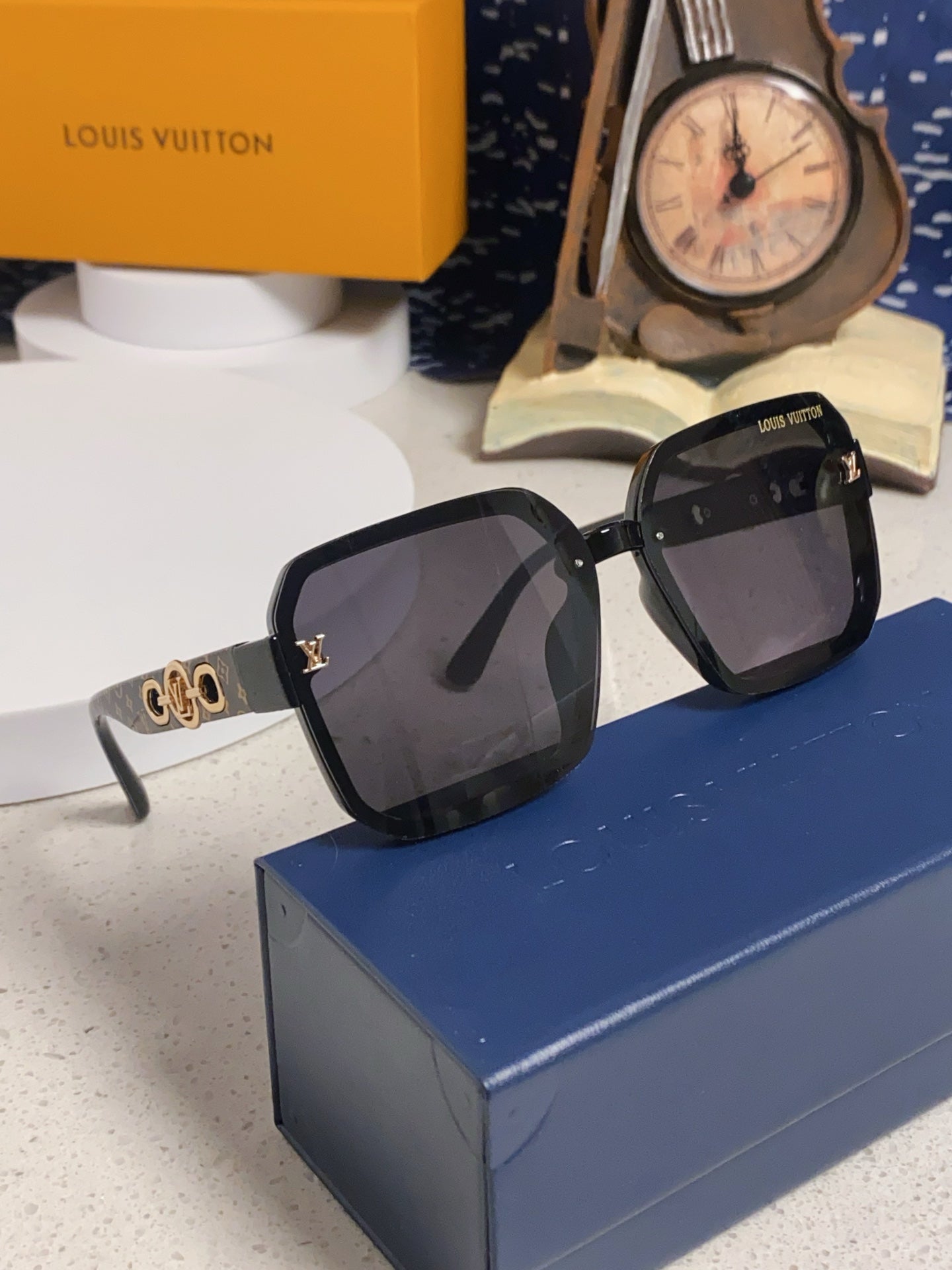 SQUARE SUNGLASSES 573321 IN BROWN ACETATE BLACK LENS MONOGRAM LOGO