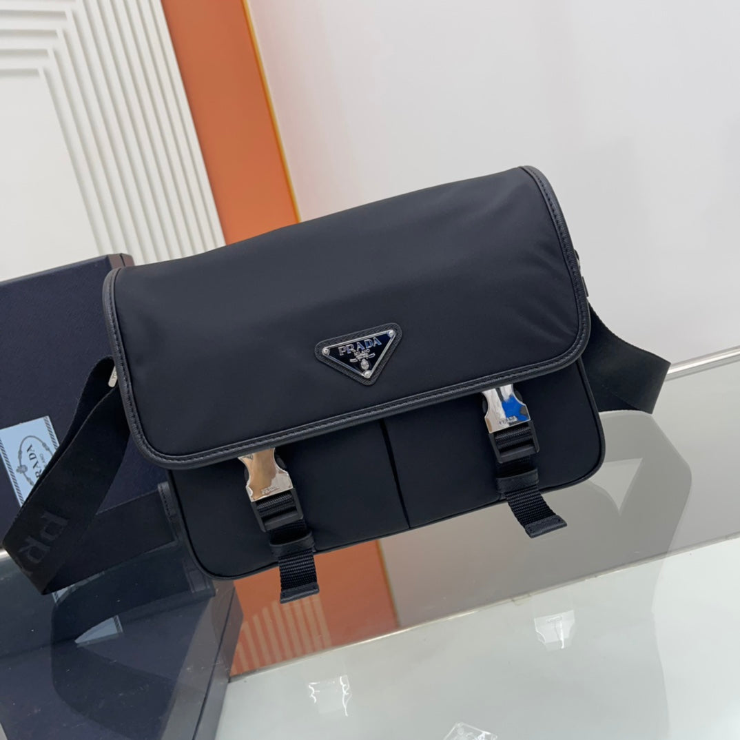 PRA SMALL 26 SHOULDERBAG IN BLACK SAFFIANO LEATHER
