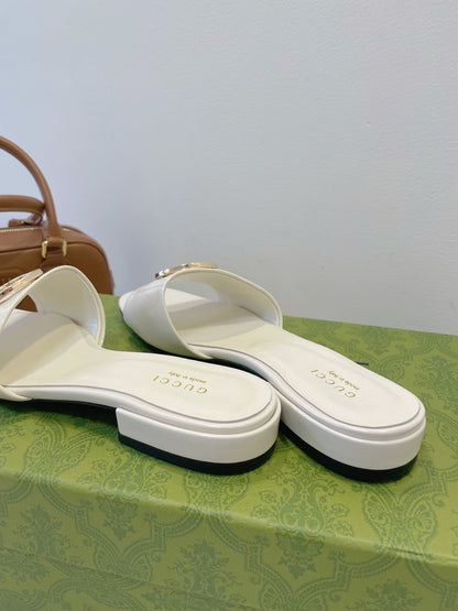 SLIDE SANDALS IN WHITE GLOSSY SHEEPSKIN ENAMELLED ROUND INTERLOCKING G