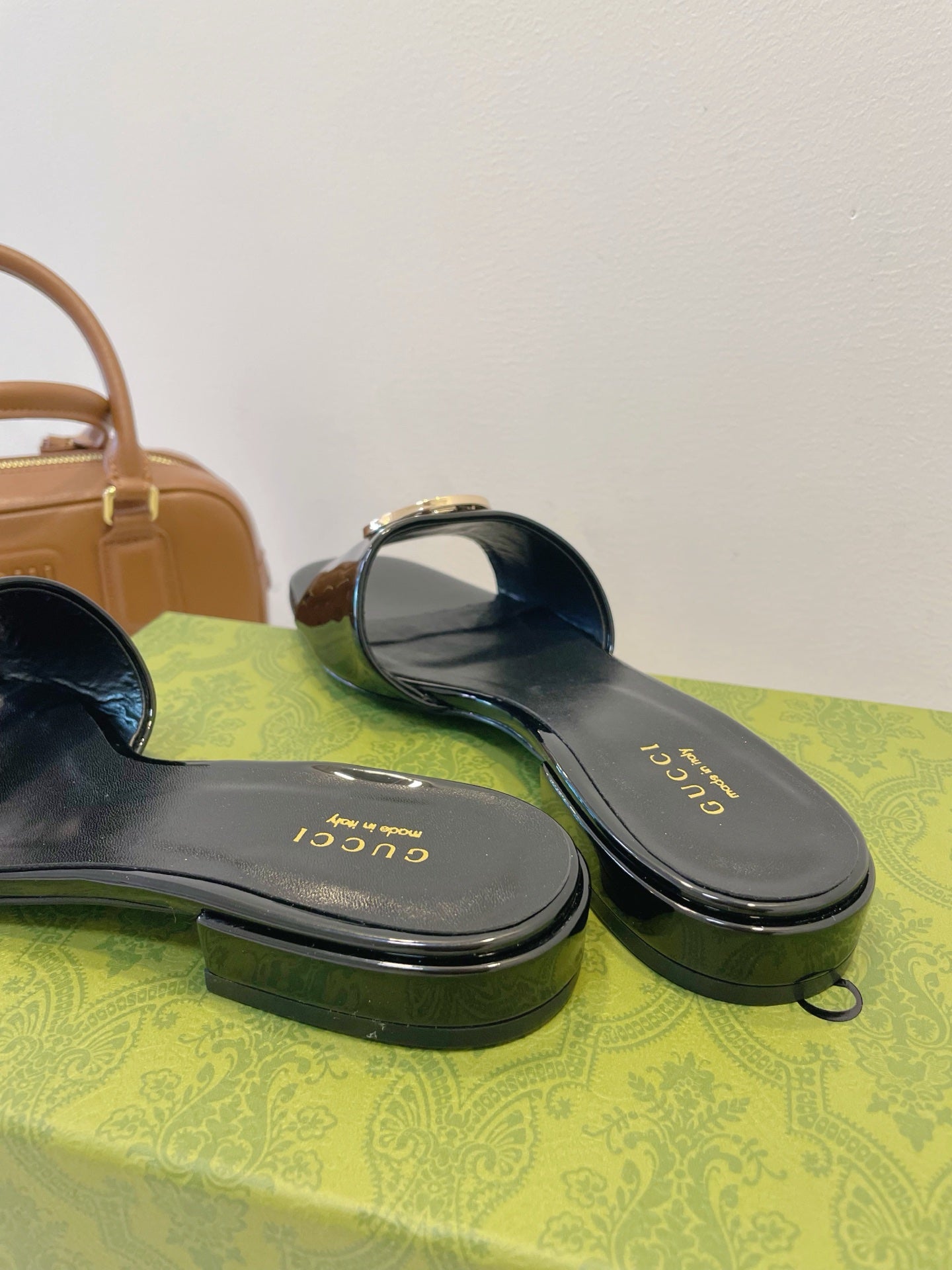 SLIDE SANDALS IN BLACK GLOSSY SHEEPSKIN ENAMELLED ROUND INTERLOCKING G