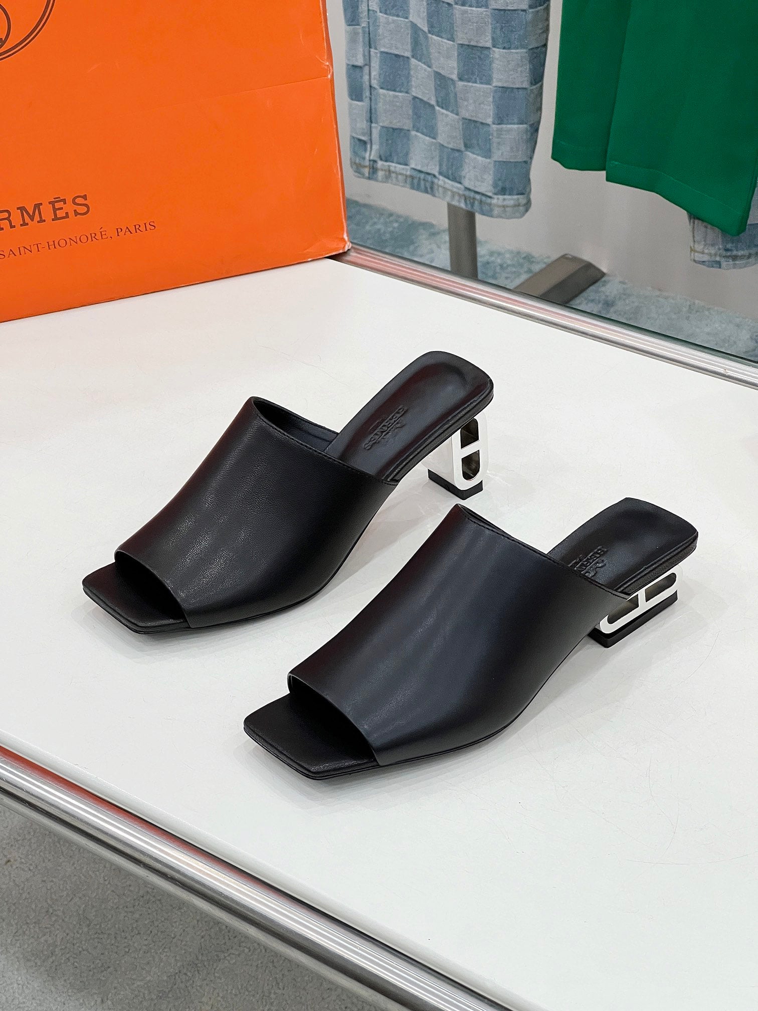IDOLE SANDAL IN BLACK CALFSKIN