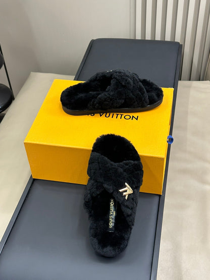 LV WOMEN'S SUNSET COMFORT FLAT MULE IN BLACK FLEECE
