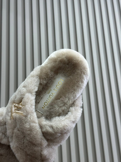 LV WOMEN'S SUNSET COMFORT FLAT MULE IN BEIGE FLEECE