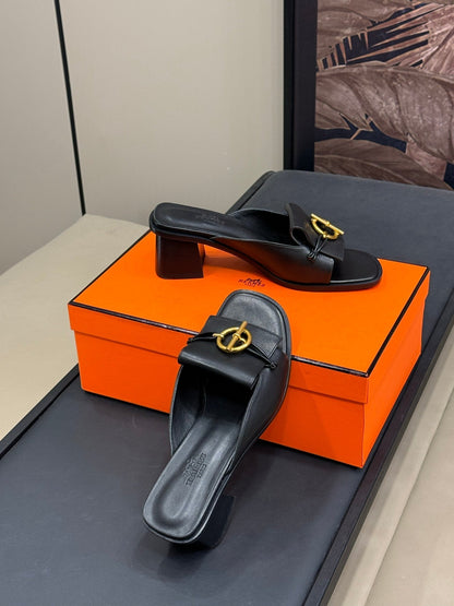 ISLE SANDAL IN BLACK CALFSKIN