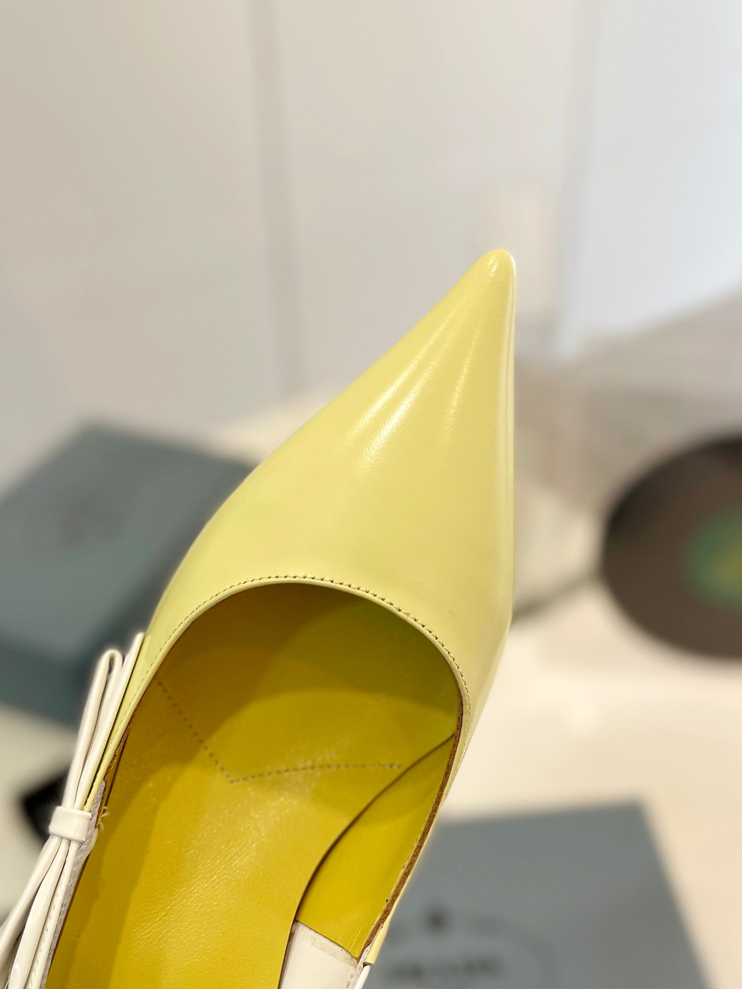 PRA BRUSHED PUMPS WHITE AND LEMON CALFSKIN