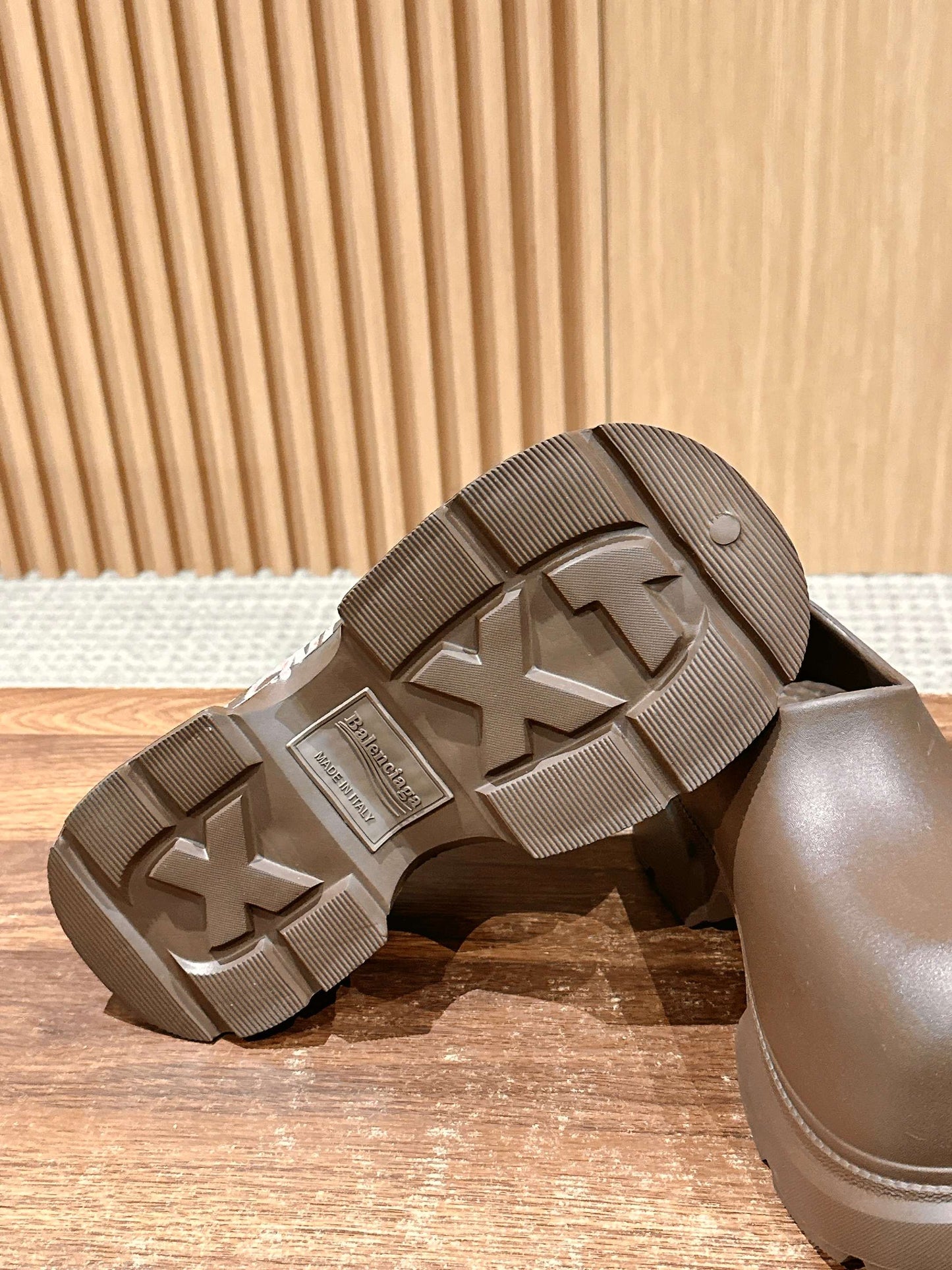 GRAFFITI THICK-SOLED CHEF SHOES IN BROWN RUBBER