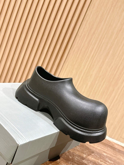 GRAFFITI THICK-SOLED CHEF SHOES IN BLACK RUBBER