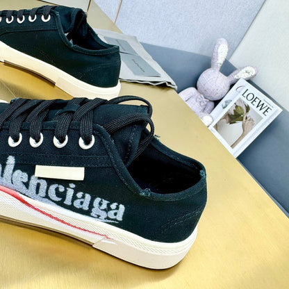 SNEAKERS IN BLACK CANVAS GRAFFITI LOGO