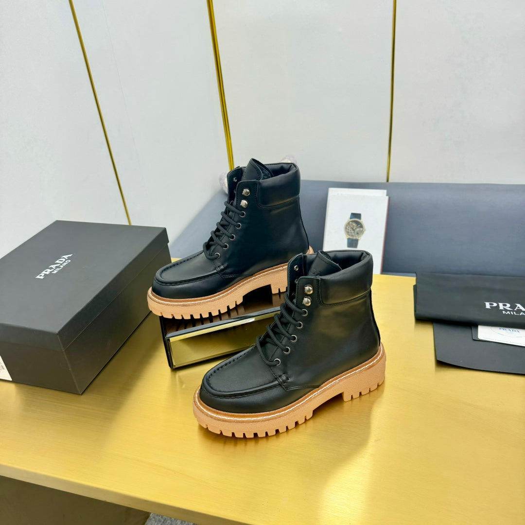 LACE-UP ANKLE BOOTS IN BLACK CALFSKIN