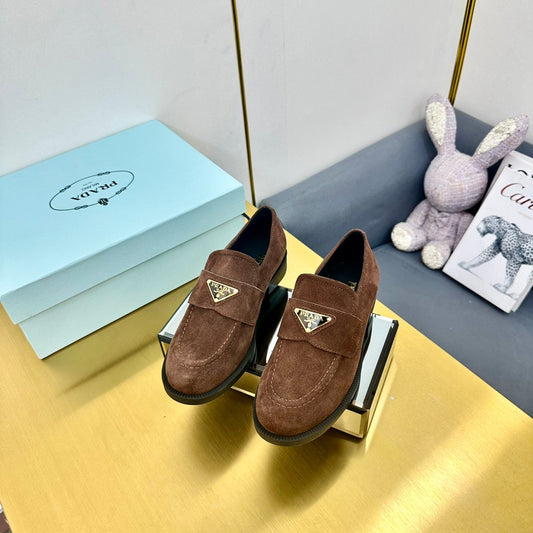 LOAFERS ATTACHED TRIANGLE LOGO IN WALNUT BROWN SUEDE