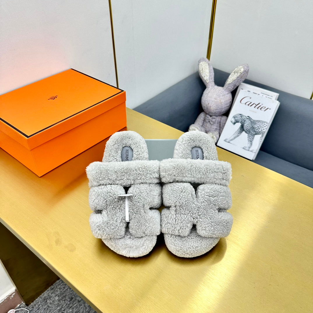 CHYPRE SANDAL IN PALE GRAY SHEARLING