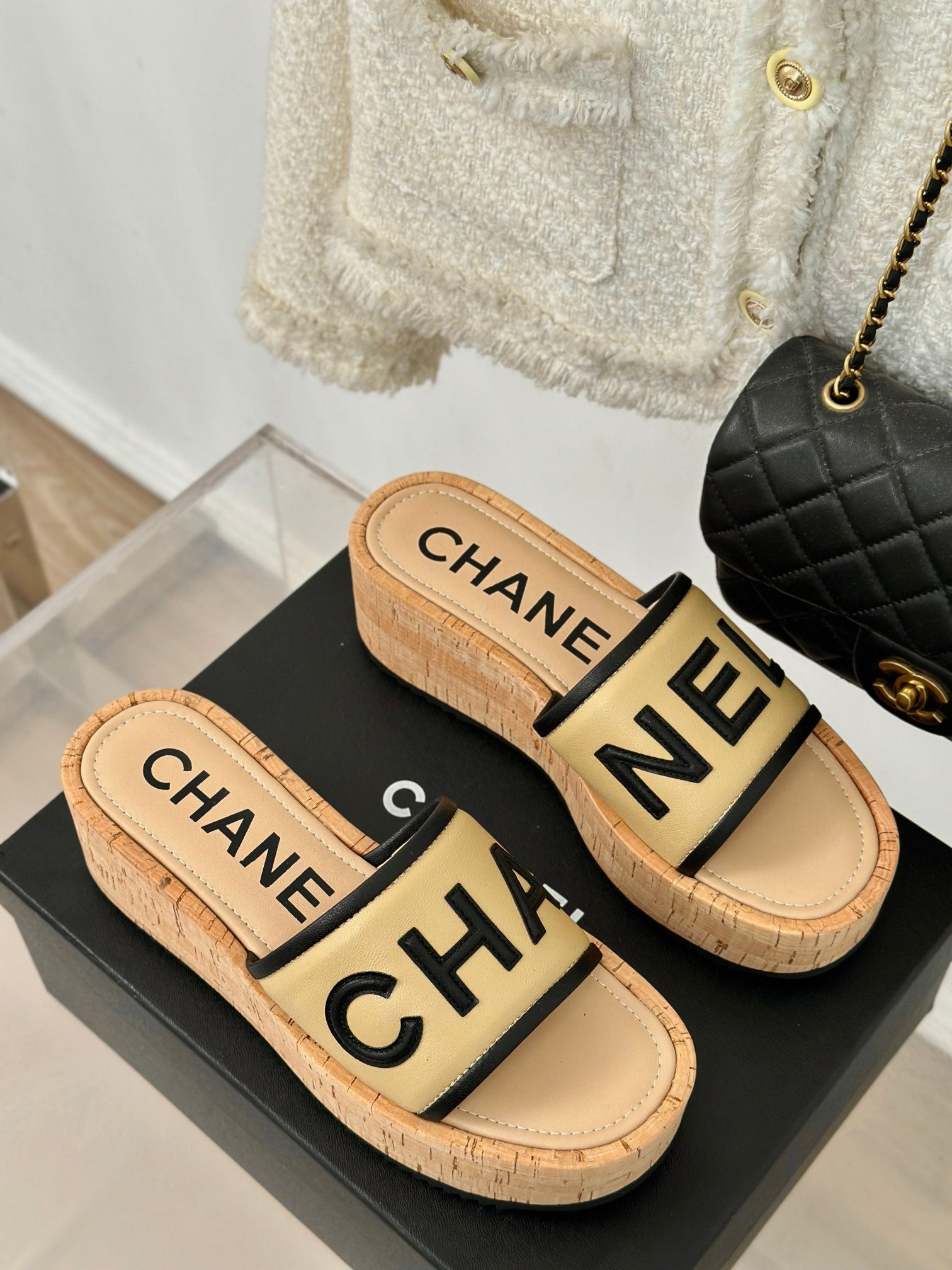 THICK SOLE LETTER SLIPPERS IN DARK CREAM SHEEPSKIN