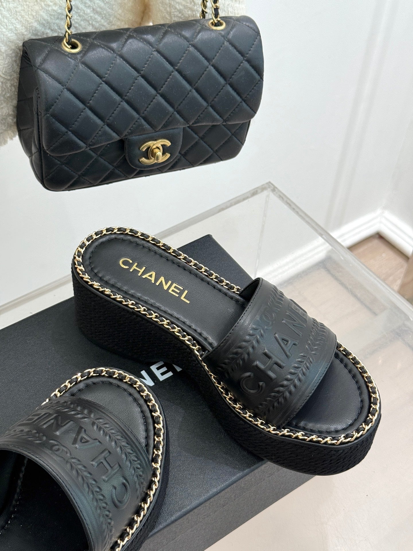 THICK SOLE WEDGE SLIPPERS IN BLACK CALFSKIN