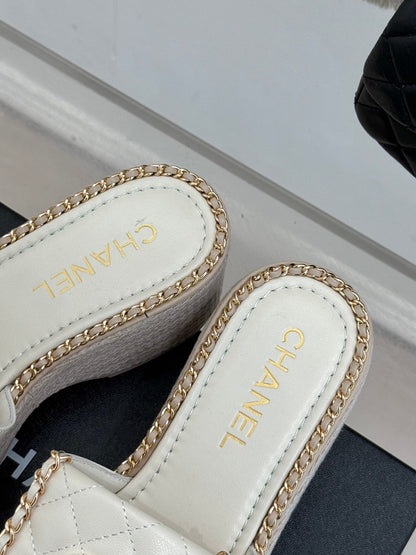 THICK-SOLED CHAIN HEART SLIPPER IN WHITE LAMBSKIN