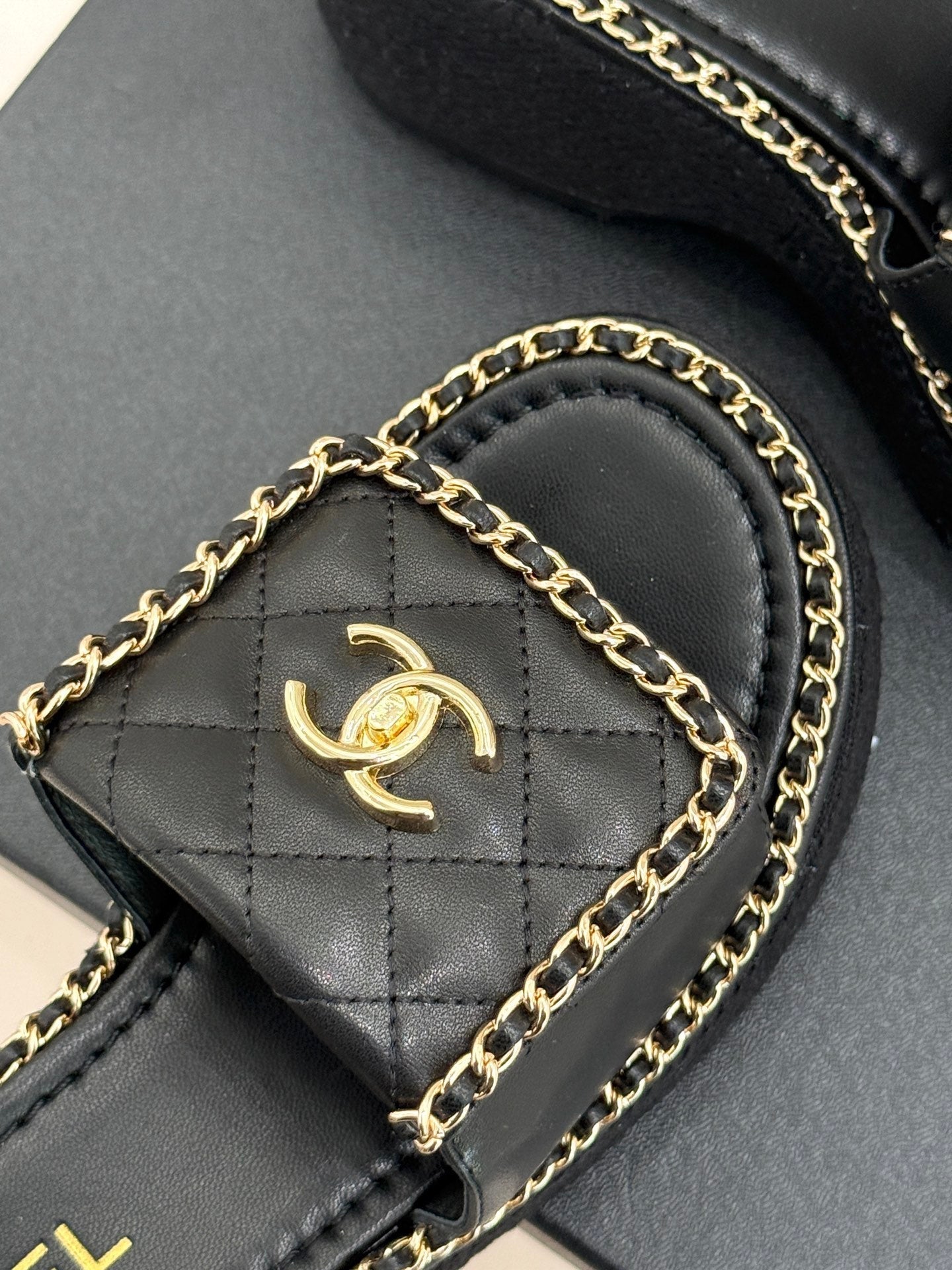 THICK-SOLED CHAIN HEART SLIPPER IN BLACK LAMBSKIN