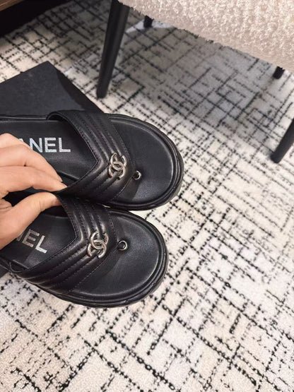 THICK-SOLED THONG SLIPPERS IN BLACK CALFSKIN