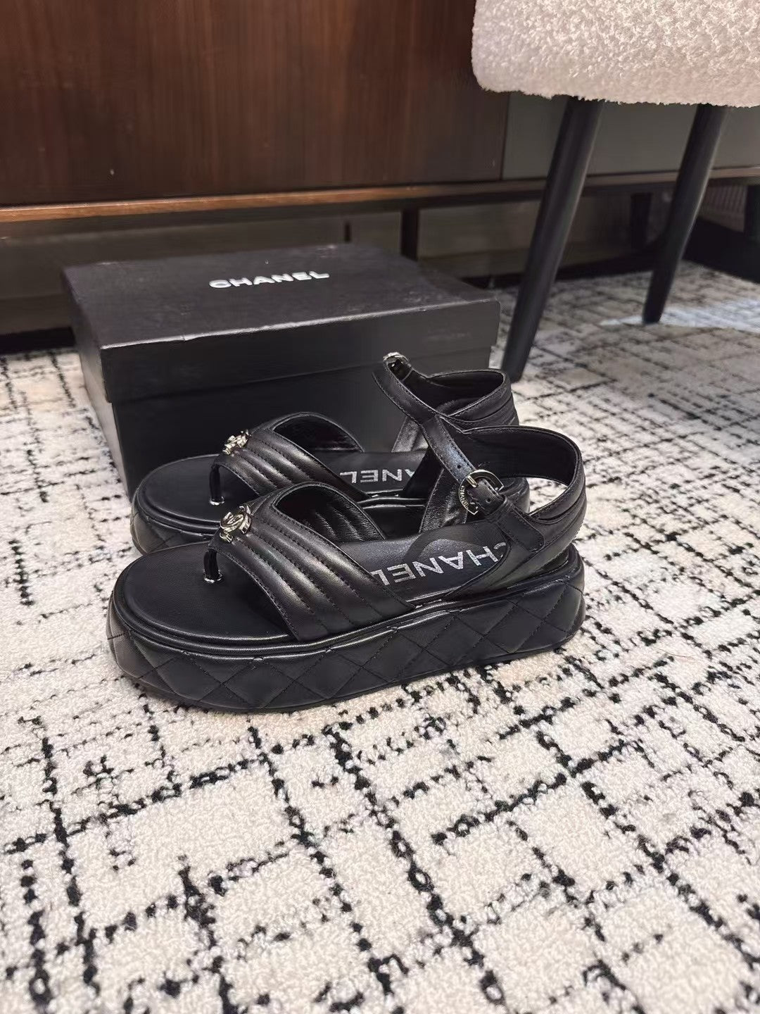 THICK-SOLED THONG SANDAL IN BLACK LAMBSKIN
