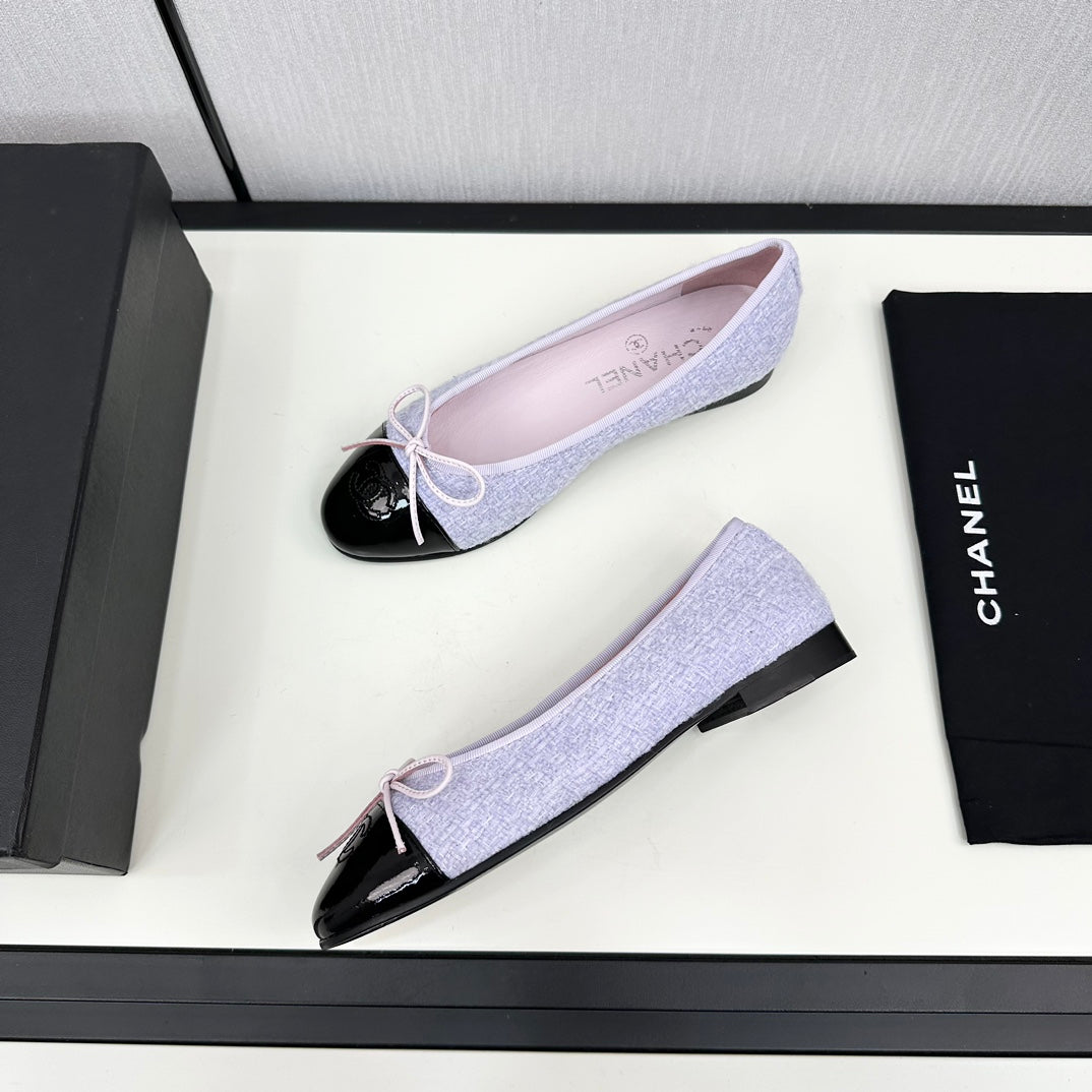 BALLET FLATS IN POWDER BLUE TWEED AND BLACK CALFSKIN