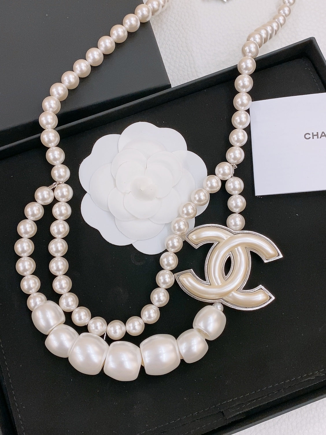 CHAIN BELT IN PEARL AND SILVER METAL