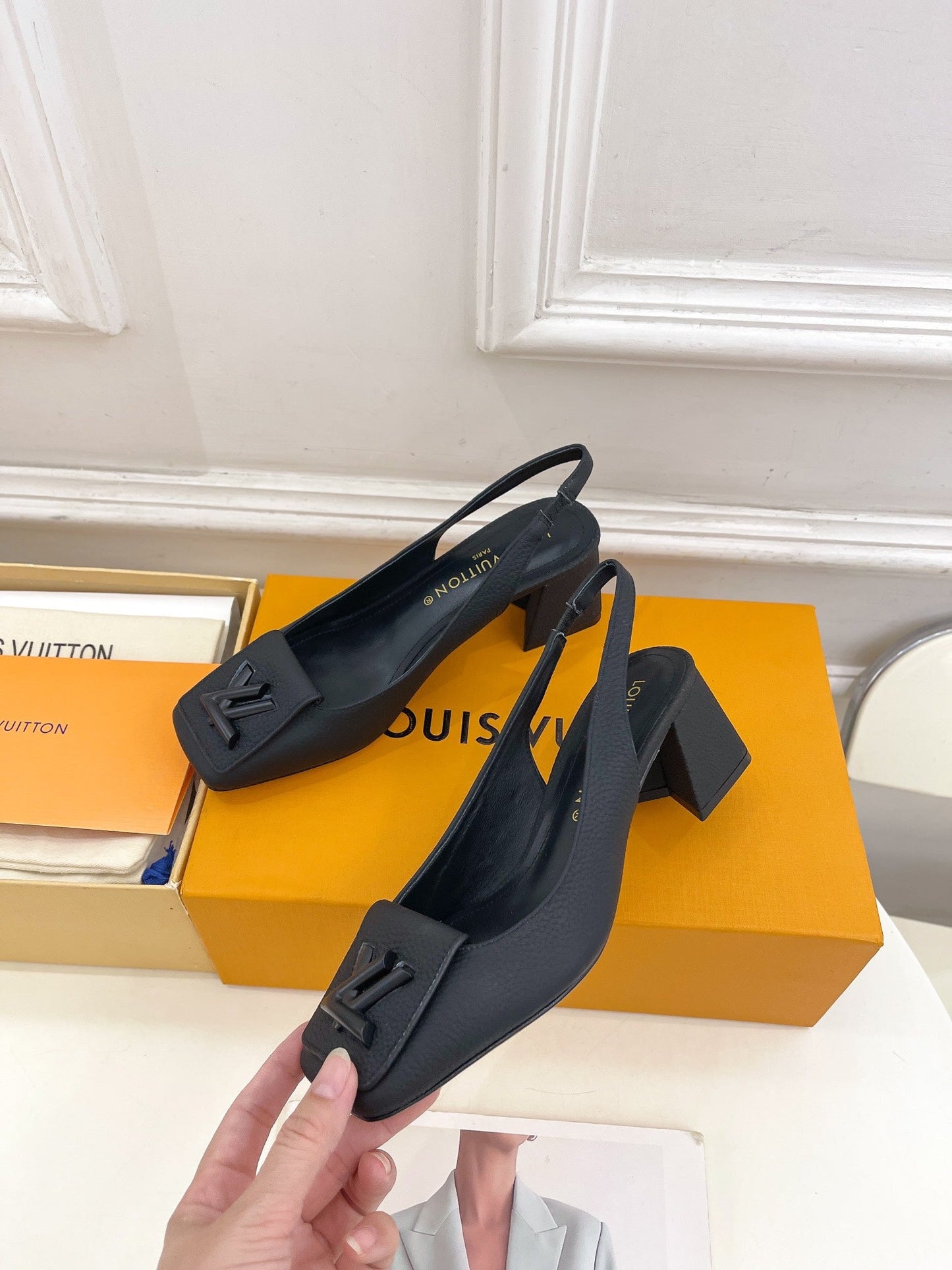 SHAKE SQUARE-TOE BLOCK HEEL 5.5 CM SANDALS IN BLACK PEPPLE CALFSKIN