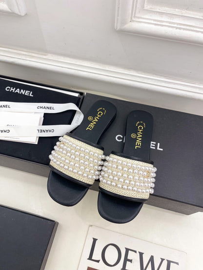 FLAT SLIDE IN BLACK CALFSKIN WITH PEARLS