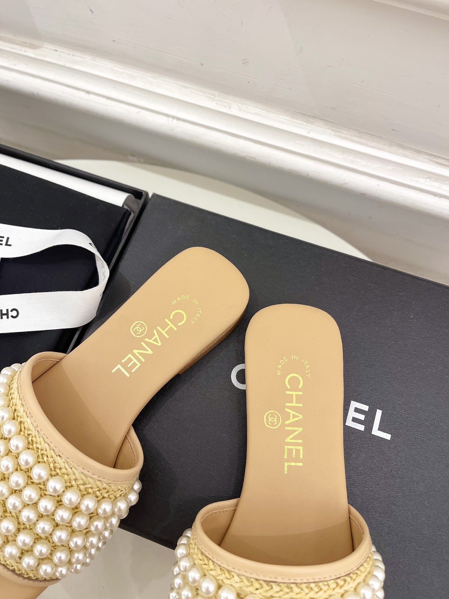 FLAT SLIDE IN FLAX YELLOW CALFSKIN WITH PEARLS